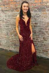 Robe de bal longue sirène bordeaux à sequins et décolleté en V plongeant.