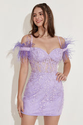 Vestido de fiesta lavanda con hombros descubiertos y plumas
