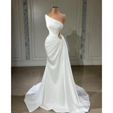 Vestido de fiesta formal sencillo y elegante con un hombro al descubierto, sin mangas, fruncido, corte sirena y cuentas