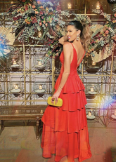 Vestido de noche rojo de corte evasé con tirantes finos y volantes Y5466