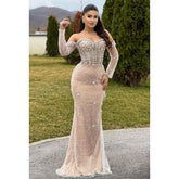 Vestido de fiesta glamuroso y dramático de corte trompeta/sirena con hombros descubiertos, mangas largas y cuentas