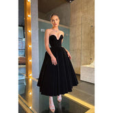 Vestido de noche de graduación de terciopelo con escote en forma de A y sin tirantes