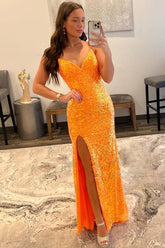 Robe de bal longue fourreau à fines bretelles orange et sequins, fendue sur le devant
