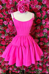 Lindo vestido corto rosa fucsia de tirantes finos con corte en A y espalda cruzada, ideal para fiestas de bienvenida.
