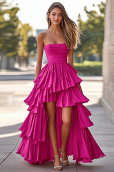 Robe de bal fuchsia à volants, bustier asymétrique, ourlet asymétrique.