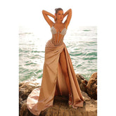 Vestido de noche largo de satén fruncido con tul transparente y cuentas de escote corazón