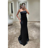 Vestido de noche formal largo de satén plisado sin tirantes y corte tubo/columna