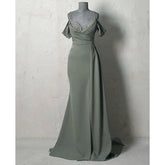 Vestido de noche formal con tirantes finos, fruncido y cuentas.