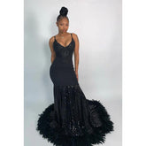 Vestido de noche largo de sirena de satén con escote en V, apliques de lentejuelas y plumas