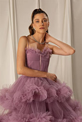 Robe de bal longue en tulle à bretelles spaghetti et jupe trapèze à volants