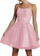 Robe de bal courte en tulle perlé et dentelle, col carré, bretelles spaghetti, style sobre.