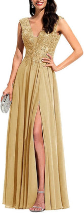 Robe de demoiselle d'honneur longue en mousseline à appliqués, col en V ornée de perles et fente.