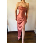 Vestido de fiesta largo formal de satén plisado sin tirantes con corte tubo/columna y abertura