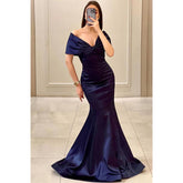 Vestido de fiesta largo sencillo de corte trompeta/sirena con hombros descubiertos y pliegues