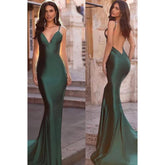 Vestido de noche largo de sirena de satén con tirantes finos y escote en V