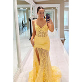 Elegante y lujoso vestido de fiesta de sirena con escote en V, tirantes finos y abertura lateral con apliques de encaje.