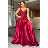 Vestido de noche largo formal con tirantes finos y apliques de encaje