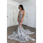 Vestido de fiesta largo estilo sirena de tul transparente con cuentas y sin mangas con cola larga