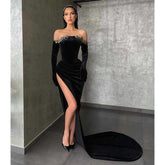 Robe de soirée en velours noir à manches longues et épaules dénudées avec perles et fente