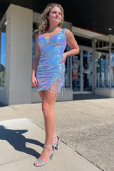 Vestido corto de fiesta de bienvenida con lentejuelas azules, escote en V y borla, de Seeing Sparkles.