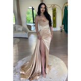 Robe de soirée longue en satin froncé à sequins et bustier en cœur