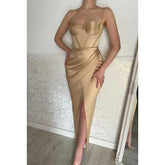 Vestido de fiesta fruncido con cuentas, tirantes finos y escote en forma de corazón con abertura