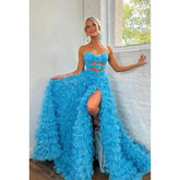 Robe de bal longue bleue élégante à volants et décolleté en cœur avec fente