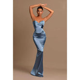 Robe de soirée longue en satin sans bretelles avec décolleté en cœur