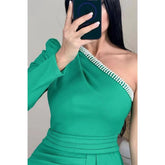 Vestido de noche de fiesta con abertura, manga larga, cuentas y un hombro