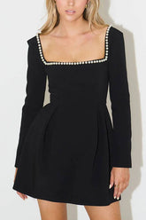 Vestido corto de manga larga con escote cuadrado y detalles de perlas: Te acordarás de mí