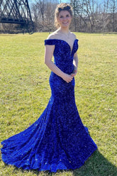 Robe de bal longue sirène bleu roi à sequins, épaules dénudées et traîne.