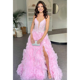 Vestido de fiesta de noche glamuroso y dramático con tirantes finos, escote en V y abertura, sin mangas