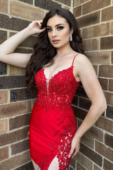 Vestido corto rojo de tirantes finos estilo tubo con apliques para baile de bienvenida