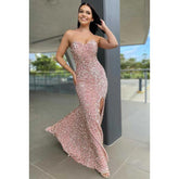 Robe de bal longue fourreau sans bretelles à paillettes et fente sur la cuisse