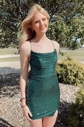 Vestido corto ajustado verde oscuro con tirantes y cuello drapeado. Vestido verde oscuro para fiesta de bienvenida Y2948