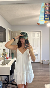 Vestido corto de playa blanco con escote en V y corte en A para baile de bienvenida Y4682