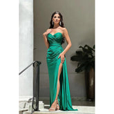 Vestido de fiesta sencillo e informal con escote en forma de corazón fruncido, sin mangas y abertura lateral