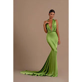 Vestido de noche largo de sirena de satén fruncido con escote en V bajo y cuello halter sexy