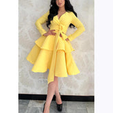 Vestido de noche mini de satén fruncido con escote en V, mangas largas y volantes