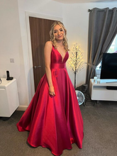 Vestido de noche rojo de corte A, escote en V y largo hasta el suelo Y6035