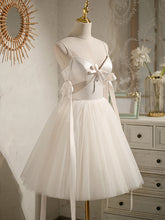 Vestidos cortos de fiesta con lazo, cuentas y cordones