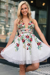 Vestidos cortos de fiesta con escote en V, encaje y bordados.