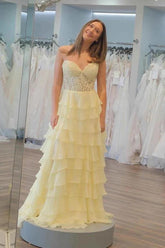 Vestidos de graduación de corte A con escote corazón, apliques de encaje y volantes