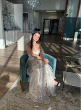 Vestido de noche de encaje con capas, corte en A, tirantes finos y abertura, modelo Y8262