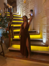 Vestido de fiesta marrón sexy con escote halter, espalda descubierta, corte en A y abertura lateral, modelo Y8481