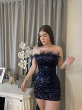 Vestido corto de fiesta sin tirantes con lentejuelas y ribete de plumas Y4602