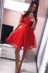 Vestido negro de fiesta de bienvenida con hombros descubiertos y corte en A. Elegante vestido negro corto.