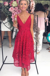 Vestidos de dama de honor sencillos de encaje rojo con escote en V profundo y tirantes finos