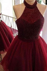 Vestido corto burdeos de corte línea con escote halter y corte en A para baile de bienvenida o cóctel