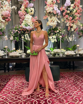 Vestido de noche rosa satinado con tirantes finos y corte en A Y4728